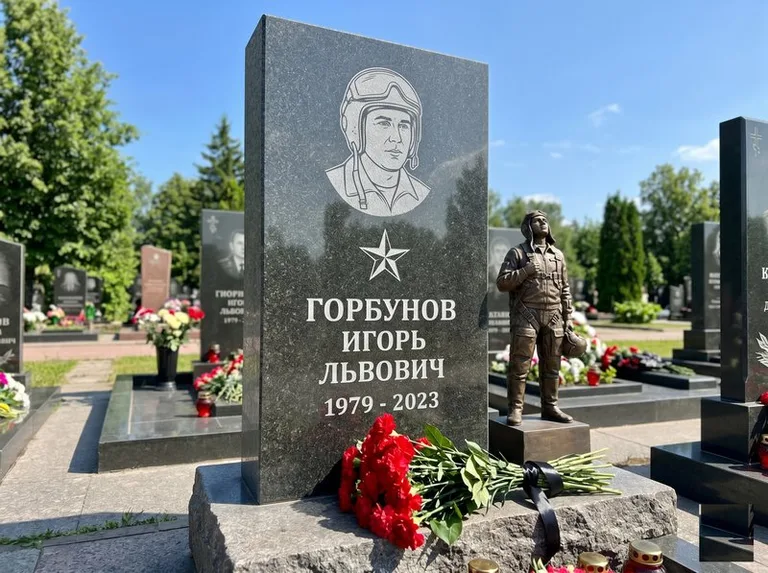 Гранитная фигура лётчика на памятнике военному со звездой в Мурманске