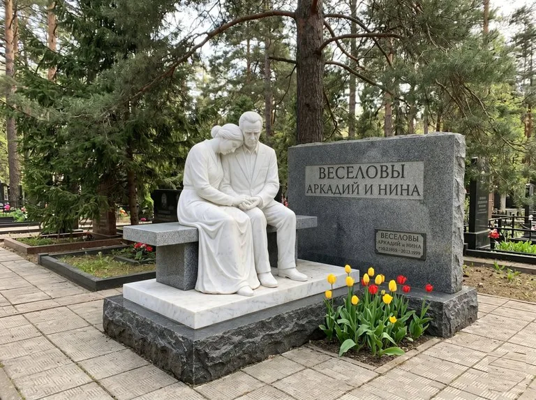 Мраморная скорбящая пара на эксклюзивном мемориале в Мурманске