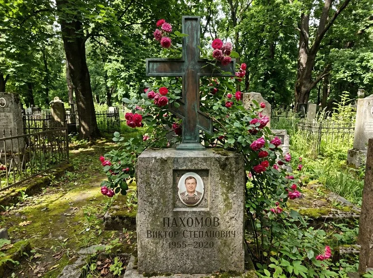 Бронзовый крест с розами на гранитной плите в Мурманске