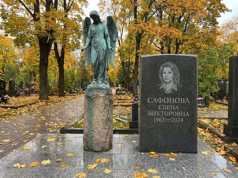 Бронзовый ангел на колонне рядом с памятником в Мурманске
