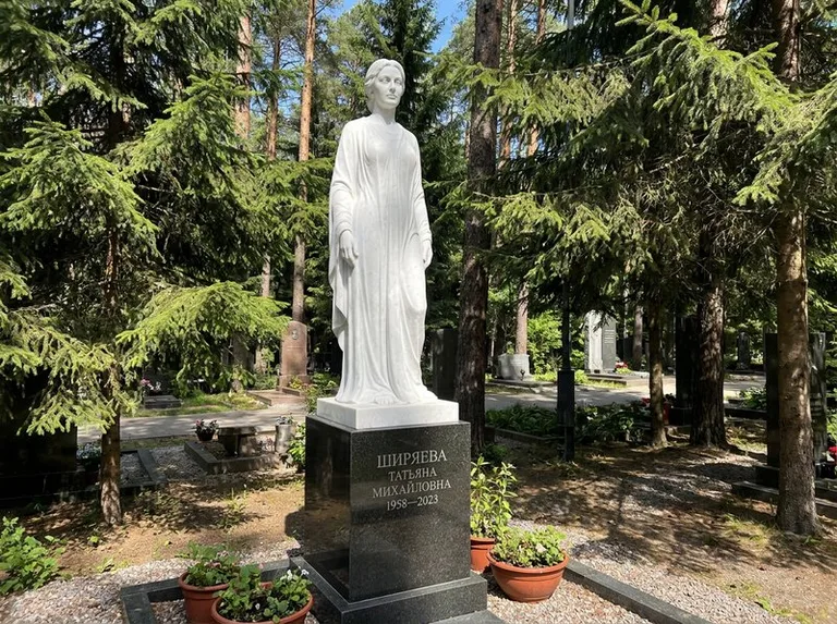 Ростовая женская фигура с портретным сходством на мемориале в Мурманске