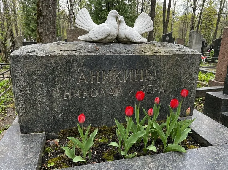 Пара голубей из литьевого мрамора на гранитной плите в Мурманске