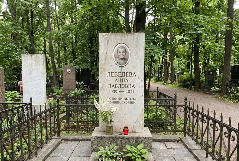 Уборка могилы до и после осенью — городское кладбище в Мурманске