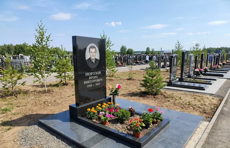 Уборка могилы со скамьёй до и после в Мурманске