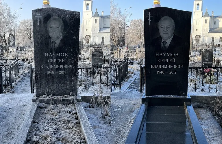 Диптих №18: могила с деревянным крестом и низкой оградкой — выполота трава в Мурманске
