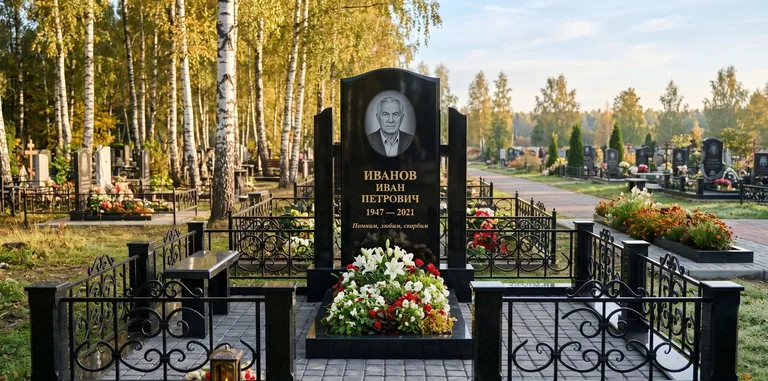 Мемориальный комплекс с цветником и оградой в Мурманске