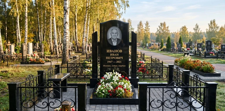 Установка памятника на могилу под ключ в Мурманске — гранитный мемориальный комплекс, ограда, плитка, благоустройство