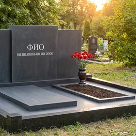 Памятник из базальта в форме монолитной глыбы