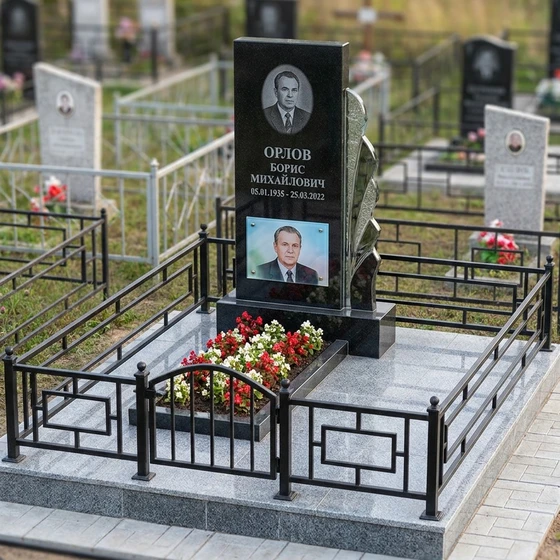 Памятник с портретом на стекле из гранита