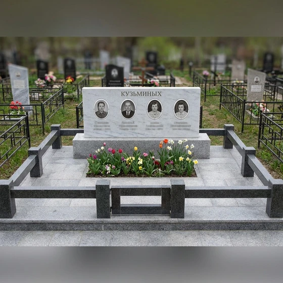 Семейный памятник на четверых из белого мрамора