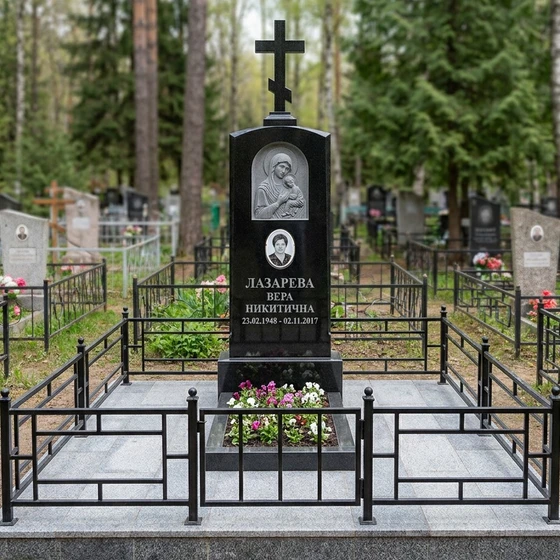 Величественный католический памятник из чёрного гранита