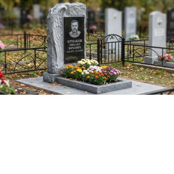 Гранитный памятник строгой формы с гравировкой военной звезды и оградой