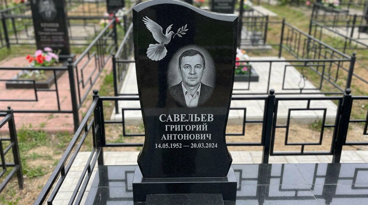 Пример дизайна: Гранитный памятник с гравировкой голубя и портрета — фото и цена