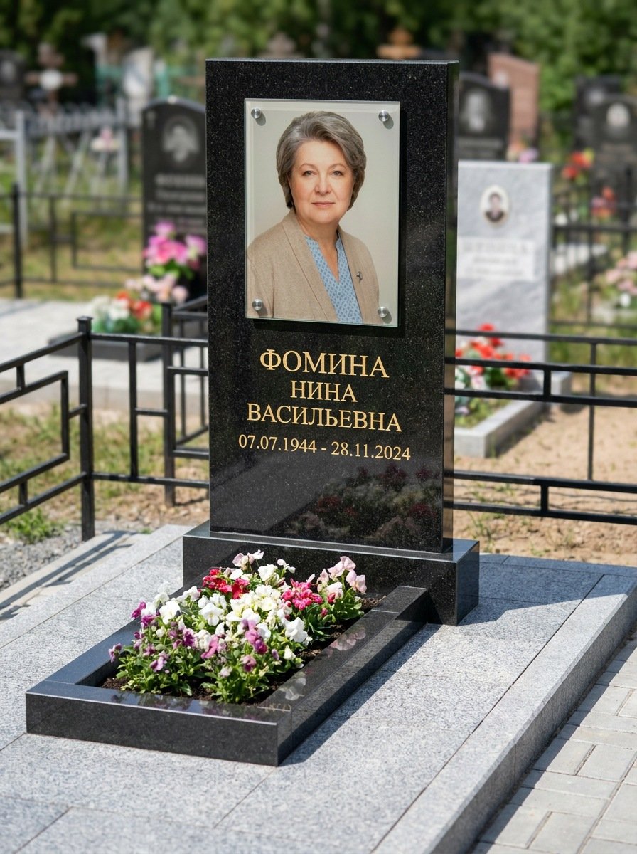 Портрет на памятнике в Мурманске — Цветной портрет, вплавленный в стекло, на чёрном граните