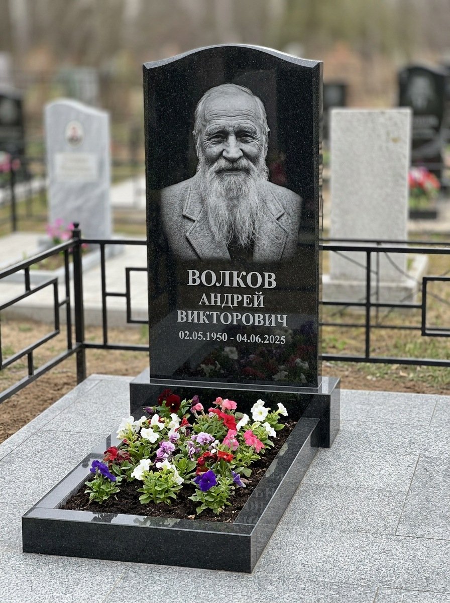 Портрет на памятнике в Мурманске — Старый снимок восстановили, портрет по грудь — гравировка