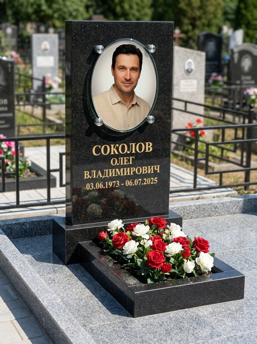Портрет на памятнике в Мурманске — Овал на стекле — на держателях над камнем
